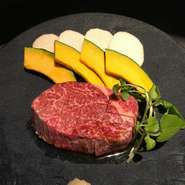 一頭からわずかしかとれない牛ヒレの中央部。最高品質の肉のうまみを堪能できます。