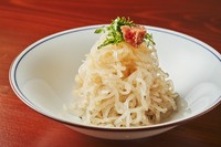 しっかり水分を抜いてから出汁で煮て生の明太子と和えています。