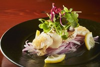 お刺身用のホタテを贅沢にサッと炙りレモンオイルに漬け込んであります。
仕上げは玉ねぎをベースに作ったソースで。