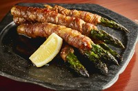 国産豚バラ肉の脂の旨さとアスパラガスの食感が楽しめる【瓢箪】お勧めの1品。
甘辛く仕上げた味付けにブラックペッパーで凛とさせてます。