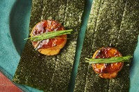 お刺身用の帆立を使用。
火を入れる事によって旨みが凝縮され甘味が増します。
醤油ベースで味付けしております。
そして磯辺焼きと言えば海苔…当店の海苔はバリ旨です！