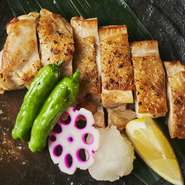 宮崎県産［霧島鶏］を使用した塩焼き。
肉のしまりが良く、色艶に富み鶏肉特有の臭みは殆どありません。
皮目をパリッと焼き上げての提供です。
お熱いうちにどうぞ。