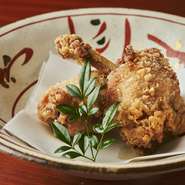 宮崎県産霧島鶏の手羽中でチューリップに見立てております。
骨付きのまま揚げるのでとってもジューシーに仕上がります。