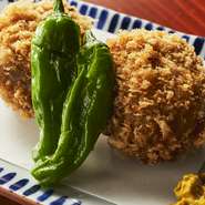 国産黒豚のバラ肉を粗挽きにしメンチカツを作成。
粗挽きにすることで肉肉しさ抜群。
オリジナル［生ソース］でどうぞ！