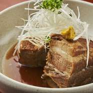 埼玉県産「香り豚」を使用。
じっくり5時間かけて柔らかく仕上げております。
肉の旨み、脂の旨みが味わえる一品。