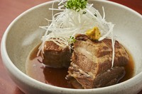 埼玉県産「香り豚」を使用。
じっくり5時間かけて柔らかく仕上げております。
肉の旨み、脂の旨みが味わえる一品。