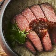 ローストした黒毛和牛イチボを贅沢にブロックのまま入った黒毛和牛土鍋ご飯。
お客様にお見せした後は食べやすい大きさにカットし、自家製ステーキソースでお召し上がり下さい。