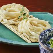 腰が強く銀光りする半透明の麺です。
つるっとした喉越しが贅沢な味わいです。
※温と冷でご提供可能です。