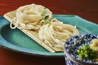 腰が強く銀光りする半透明の麺です。
つるっとした喉越しが贅沢な味わいです。
※温と冷でご提供可能です。