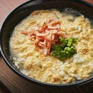 桜海老の風味がいっぱいなお出汁。
ふわふわな溶き卵で仕上げた雑炊。
考えただけで…