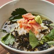 鮭・生海苔・わさび・南高梅・明太子からお選びいただくお茶漬け。
〆には欠かせない一品です。