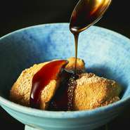 くず粉を使い1時間練って作る胡麻豆腐。
食感も良く、黒蜜ときな粉をかけることで旨さを向上させます。