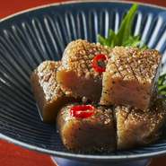 敢えて表面を焼いて香ばしく仕上げたピリ辛こんにゃく。
歯ごたえもありお勧め。