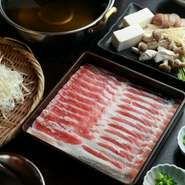 鹿児島直送の、脂が甘くあっさりした味わいが特徴の黒豚のバラ肉を使用。黒豚肉でねぎを包んでいただけば、お互いの旨さがより引き立ち、やみつきになるおいしさ。2人前よりオーダーOKです。