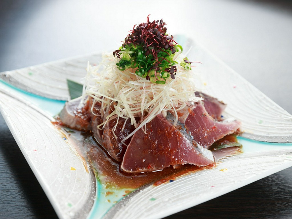 【２】鮮度が命！　新鮮な鰹ならではのぷりっぷりの歯ごたえ『かつをのたたき』