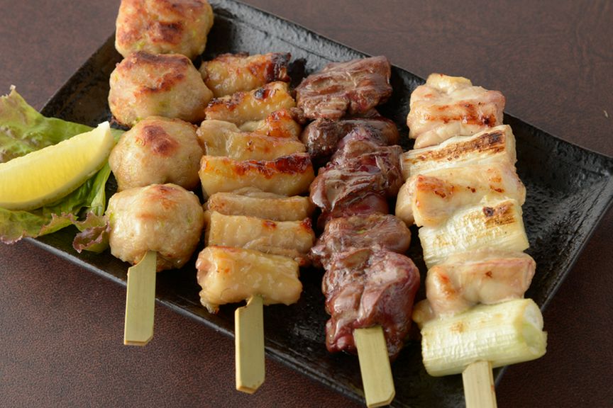 お酒にもぴったり! 人気の4種類をまとめて堪能できる『焼き鳥の盛り合わせ』