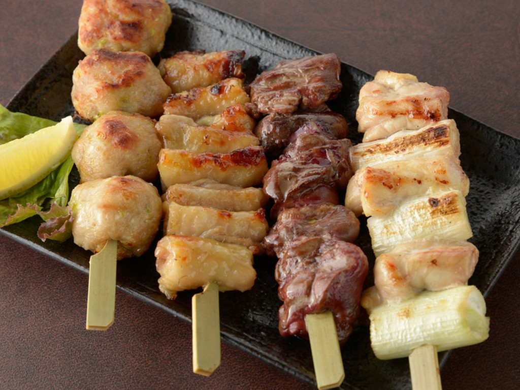 お酒にもぴったり！　人気の4種類をまとめて堪能できる『焼き鳥の盛り合わせ』