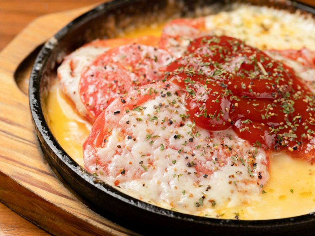 3種のチーズとトマトの酸味がたまらない『たっぷりチーズとトマトの鉄板焼き』