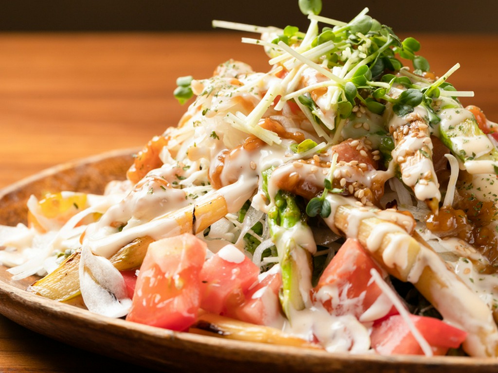 地元香川県産の極太アスパラともろみ入り自家製ドレッシングが好相性な『焼きアスパラの和風サラダ』