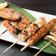 この日のセレクトは、手羽先、豚のしそ巻き、ねぎま、つくね、玉ねぎ。旬の食材を使ったお得な盛合せで乾杯！もおすすめです。