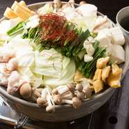 人気のもつ鍋にお通し、焼鳥（2種）、串揚げ、サラダ、親鳥のタタキ、シメの麺までついた盛りだくさんのコース（事前予約のみ）。