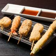 キスの大葉巻きやピリ辛コンニャク、辛子蓮根など、オリジナルメニューを日替わりで。塩、ポンズ、秘伝の自家製ソースで召し上がれ。