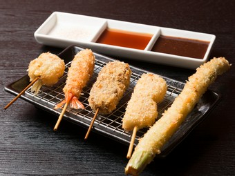 旬を生かした創作メニューも楽しみな『おまかせ串揚げ5本盛り』