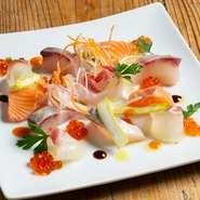 日替わりでその時最もおいしい魚のカルパッチョを堪能できます。フレッシュトマトを使用した酸味のあるソースが、新鮮な魚の旨みをさらに引き立てます！