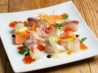日替わりで旬の魚が楽しめる『本日のカルパッチョ盛』