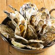 岡山県産のカキを白ワインで蒸した一品。4～5人前でボリューム満点！　量を選べるから、人数に合わせて注文できるのもうれしいポイントです。