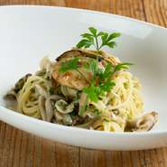 白ワインで蒸した『カキ釜』のカキからでた“だし”を使用したオイルパスタです。小さなカキもついていて、カキのおいしさを最後まで感じられる味わい深い逸品です！