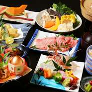季節の食材がふんだんに使われた、贅沢なコース『季節の会席コース』。蒸し物、焚き物、小鍋など接待や会食の際にも満足させてくれる内容がうれしい限り。二名さまからのオーダーも可能です。