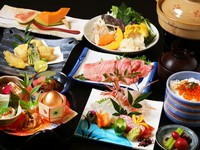 季節の食材がふんだんに使われた、贅沢なコース『季節の会席コース』。蒸し物、焚き物、小鍋など接待や会食の際にも満足させてくれる内容がうれしい限り。二名さまからのオーダーも可能です。