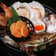 『痛風鍋コース』の特徴は、その豪華なメニュー構成。ゲストの要望に応える形でバージョンアップされ、現在のラインナップに。メディアでも多数取り上げられ、ゲストの8割がオーダーするという人気のコースです。