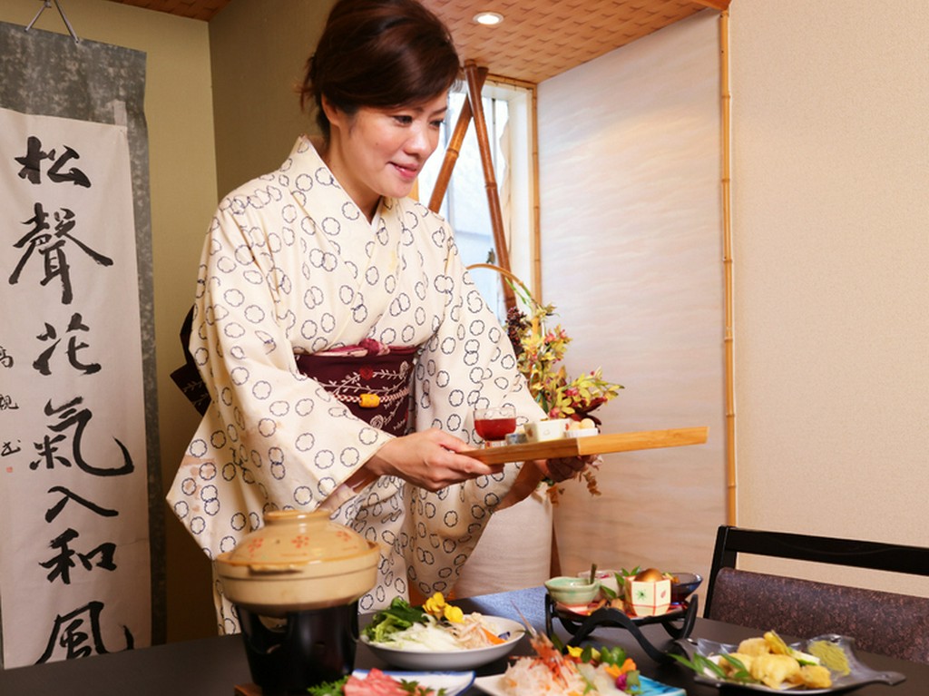 温かなもてなしで迎えてくれる