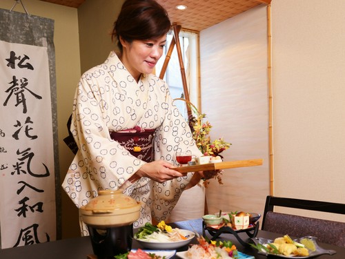 温かなもてなしで迎えてくれる