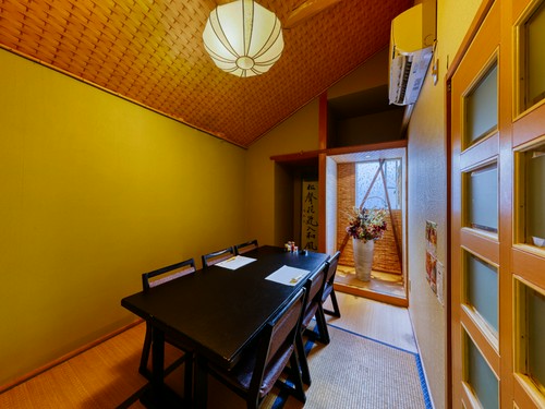 会員制の隠れ家的な一軒で、スッポン料理を満喫