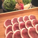 河内鴨をスライス状にし、お鍋で食べていたけるコースです。
(＋2500円にて飲み放題もお付け頂けます。)