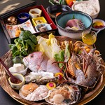 痛風になってしまいそうな具材を豪勢に盛り込んだ贅沢鍋です。
(＋2500円にて飲み放題もお付け頂けます。)