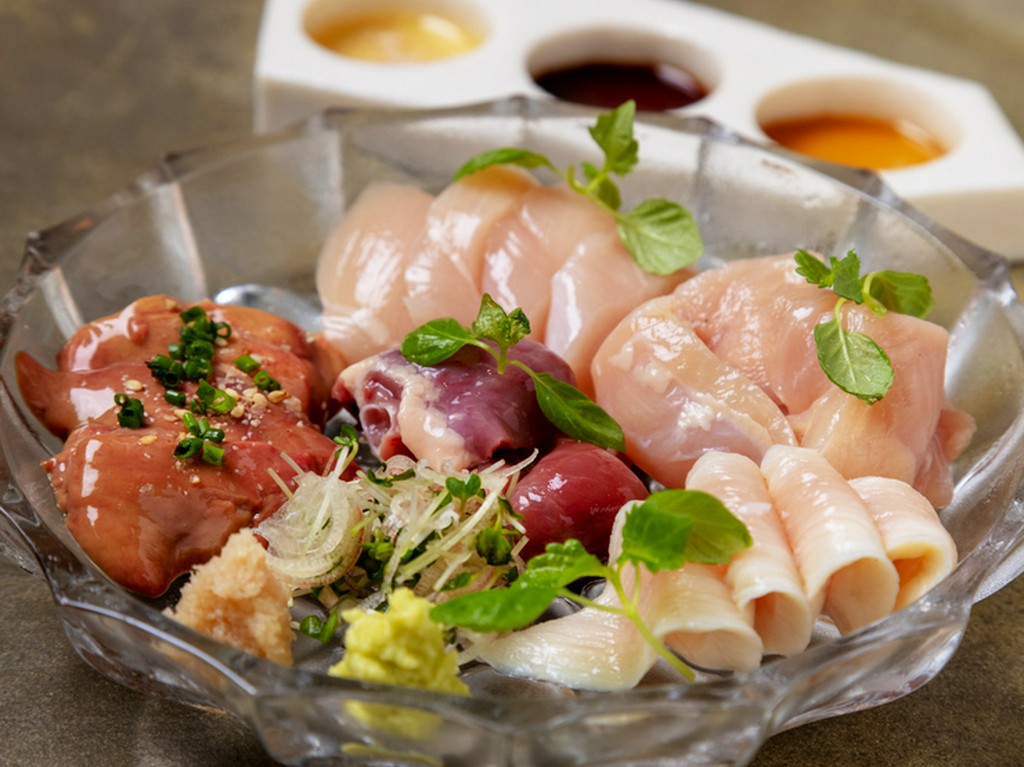 朝挽きの鮮度が良い鶏肉だから味わえる『五種盛合わせ』