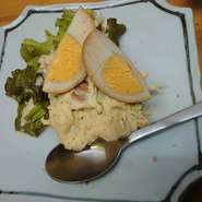 燻製卵を使ったオリジナル燻製ポテトサラダ
燻製卵以外にも燻製醤油と燻製塩を使い仕上げました
阿波美豚のロースハム入り