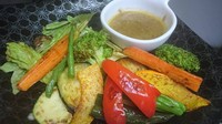 旬のお野菜をさっと鉄板で焼きました
自家製のバーニャカウダソースにつけてお召し上がりください！
