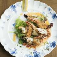 「カダイフ」という素麺状の生地をエビに巻いて焼き上げました。パリパリの食感をお楽しみください。