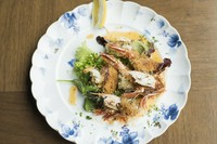 「カダイフ」という素麺状の生地をエビに巻いて焼き上げました。パリパリの食感をお楽しみください。