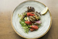 地物のあわびと野菜をガーリックバター醤油で仕上げました。
1個150ｇ前後（100ｇあたり3000円）