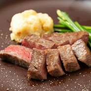 適度なサシが入った、やわらかな赤身肉の部位「イチボ」の鉄板焼き。兵庫産の黒毛和牛の旨さがより引き立つ、英国産の海塩と西洋わさびでさっぱりといただきます。