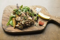くせの少ないラムチョップ
脂はカリッと、お肉はしっとり仕上げます
1本150～200ｇ（100ｇ2000円）