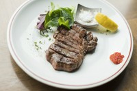 厚切りの牛タンステーキです
お塩・柚子胡椒・レモンをお好みで♪