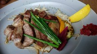 徳島県産「阿波美豚」の肩ロースに塩をまぶし熟成させました。
胡椒と柚子胡椒でお召し上がりください。