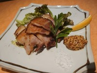 香川名産骨付き鶏
オリジナルスパイスで味付けした鶏、当店では食べやすく骨は抜いちゃいました！
